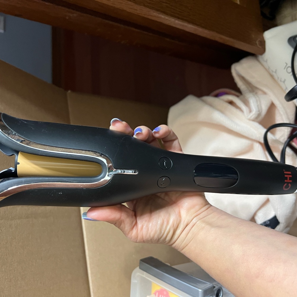Twist curling iron